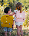 Cartable-personnalise-rose-et-moutarde-rentree-des-classes-ecole-maternelle-primaire