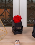 Rose éternelle dans son écrin carré personnalisé