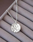 Collier personnalisé - Pendentif petite médaille martelée - Argent ou Plaqué Or