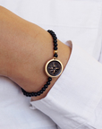 Gold-plated beaded bracelet - Black medal with pattern