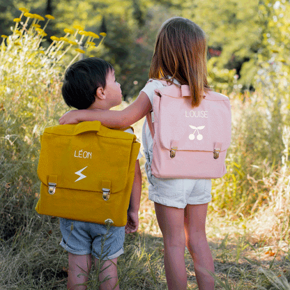 Cartable-personnalise-rose-et-moutarde-rentree-des-classes-ecole-maternelle-primaire