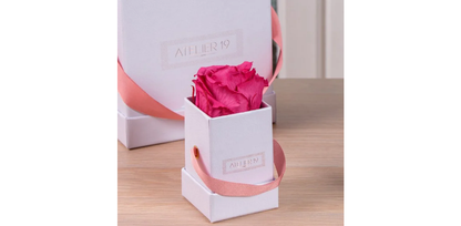 Rose éternelle dans  son écrin carré personnalisé