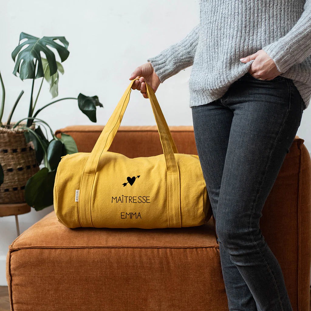 Sac-polochon-personnalise-cadeau-maitresse-jaune-moutarde-situation