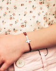 Bracelet rouge et croix argentée – Cadeau de naissance personnalisé